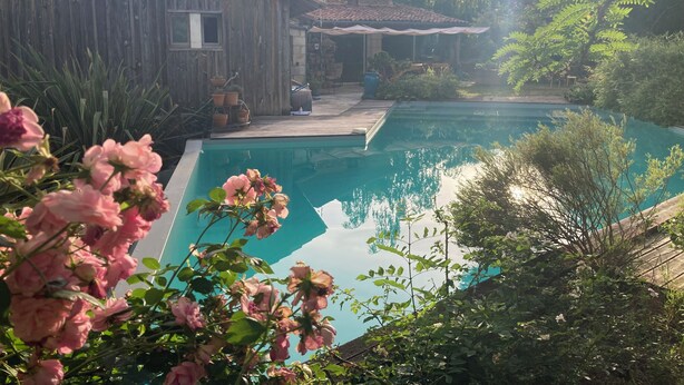 A wooden house with a swimming pool surrounded by greenery. - Atypical gite in Dordogne-Périgord, quiet, with swimming pool and beautiful view (Manzac-sur-Vern)