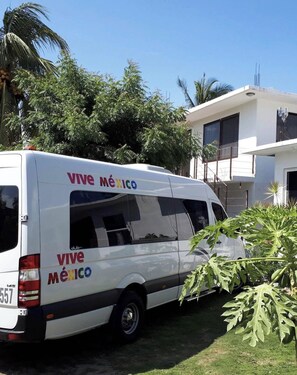 A white van with 'Vive México' branding parked in a residential area. - Diamantes Boutique (Acapulco de Juárez)