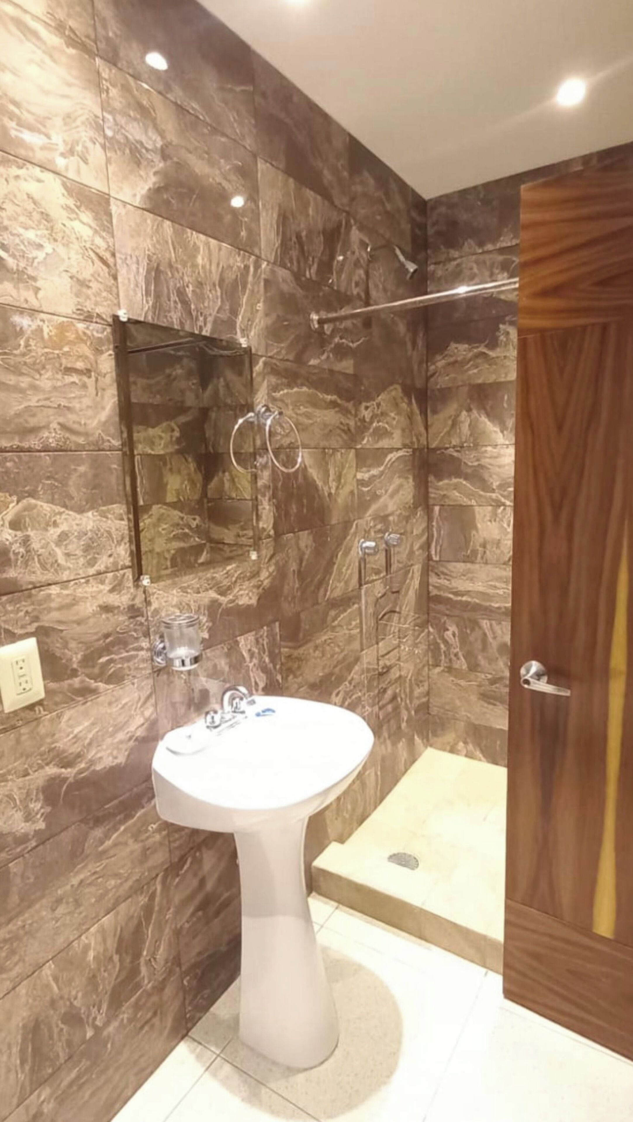 Classic-Doppelzimmer | Badezimmer | Dusche, Haartrockner, Handtücher, Seife