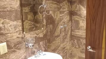 Classic-Doppelzimmer | Badezimmer | Dusche, Haartrockner, Handtücher, Seife