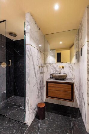 Bathroom - JUST MOMENTS FROM LA MADELEINE, THE ICONIC FAUBOURG SAINT-HONORÉ (Paris)