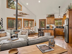 Smart TV, fireplace - Forest Views | King Bed | Fireplace | Pet Friendly (McCall)