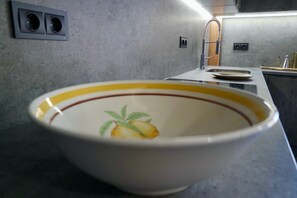 A kitchen with a bowl on the counter, a faucet, and a sink. - Quiet design duplex with mountain views (Villablino)