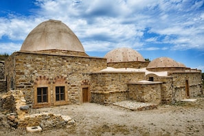 A stone building with arched windows and domed roofs. - Elegant Studio in Chios Near the Beach and Port (Chios)