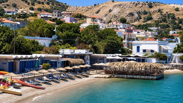 A coastal hotel with beachside rooms, a pool area, and a view of the sea. - Elegant Studio in Chios Near the Beach and Port (Chios)