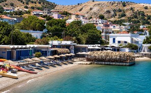 A coastal hotel with beachside rooms, a pool area, and a view of the sea. - Elegant Studio in Chios Near the Beach and Port (Chios)