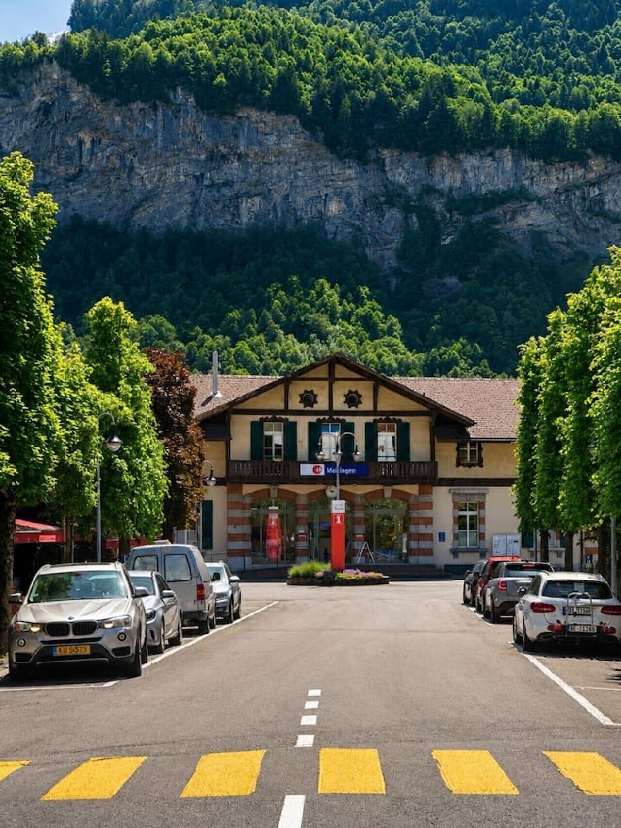 Un edificio con un cartel que dice 'Melligen' frente a una montaña.