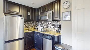 Cafeteira/chaleira, geladeira, micro-ondas, cooktop