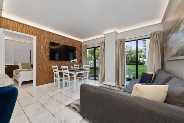 The Enclave 2br Near Universal, Pool & Gym - Orlando