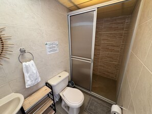 Ein Badezimmer mit Toilette, Waschbecken und Dusche.