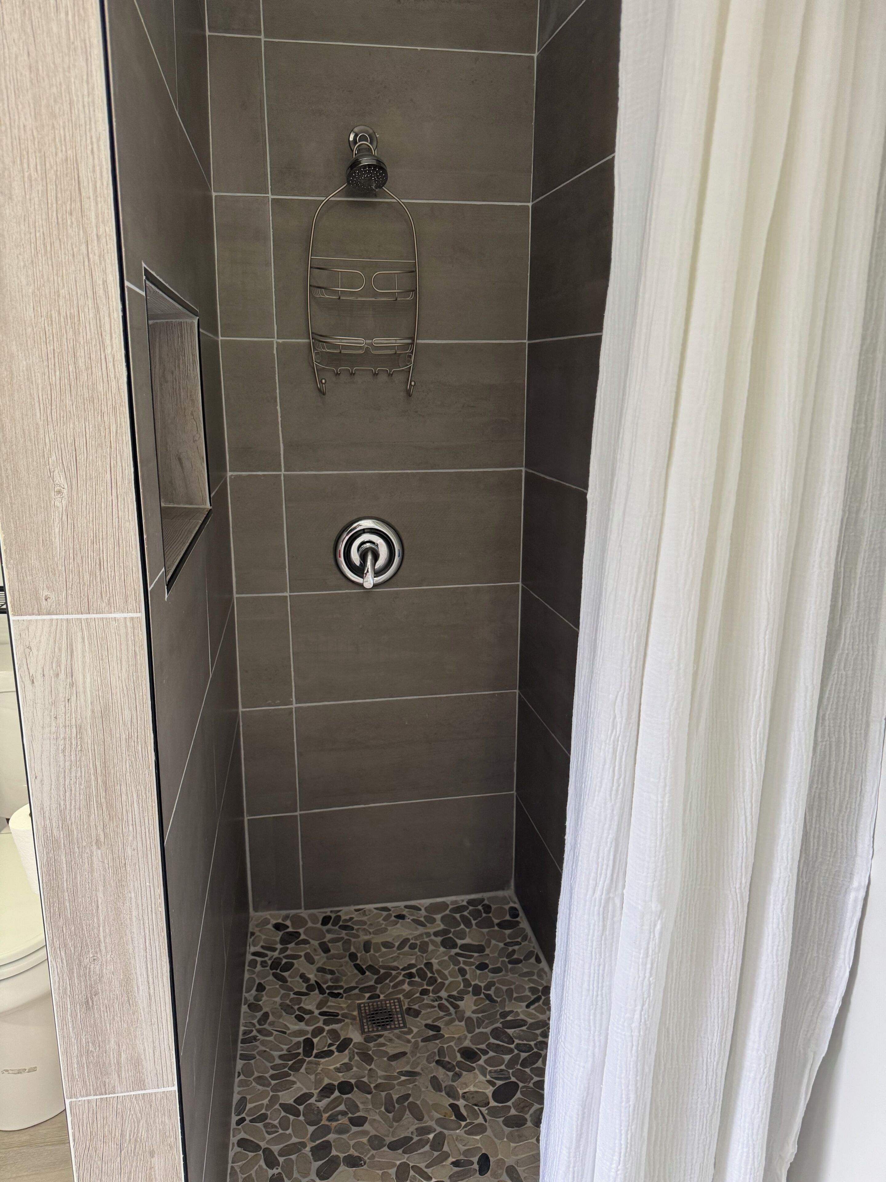 Chuveiro, secador de cabelo, toalhas de banho, sabonete