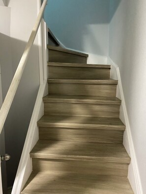 Eine Treppe mit Holzboden und weißen Geländern.