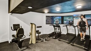 Una palestra con tapis roulant, ellittiche e cyclette.