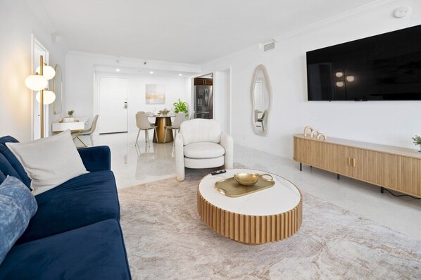 TV - Spacious Ocean View Condo w/Resort Amenities 1108 (Miami Beach)