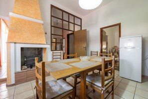 Dining - Domus Mario – Spacious Apartment in the Heart of Sant’Antioco (Sant'Antioco)