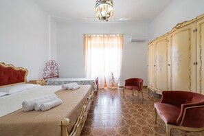 Iron/ironing board, bed sheets - Domus Mario – Spacious Apartment in the Heart of Sant’Antioco (Sant'Antioco)