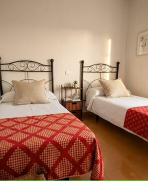2 bedrooms, iron/ironing board, free WiFi, bed sheets