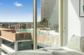 2 bedrooms, iron/ironing board, WiFi, bed sheets - Beautiful luxury high-rise condo with views of downtown Los Angeles in Koreatown (Vernon)