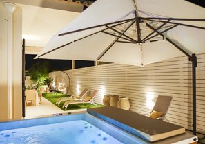 A pool area with lounge chairs, a hot tub, and umbrellas. - Villetta Rubino - Santa Maria De... (Santa maria del focallo)