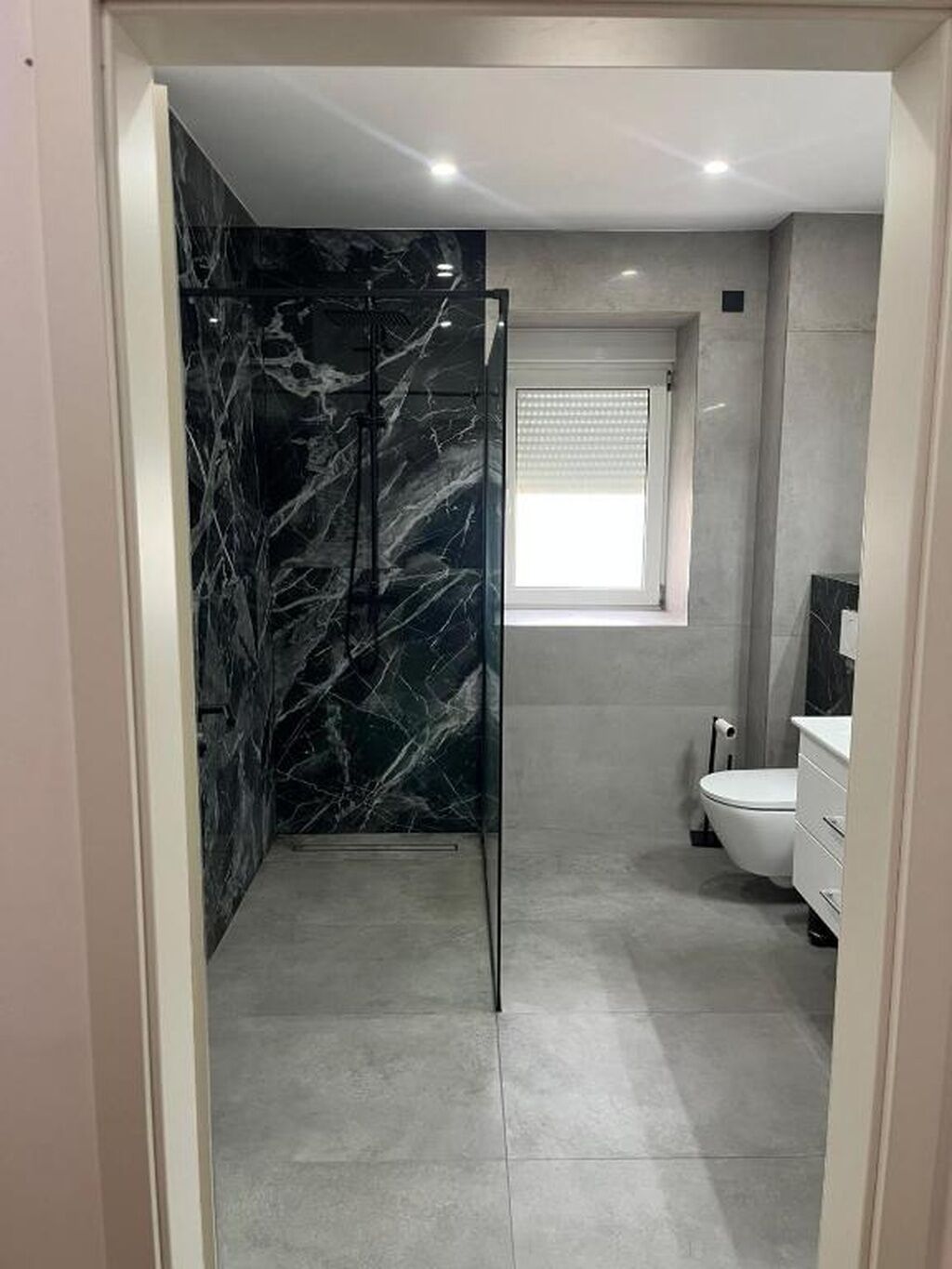 Dusche, Bidet, Handtücher, Seife