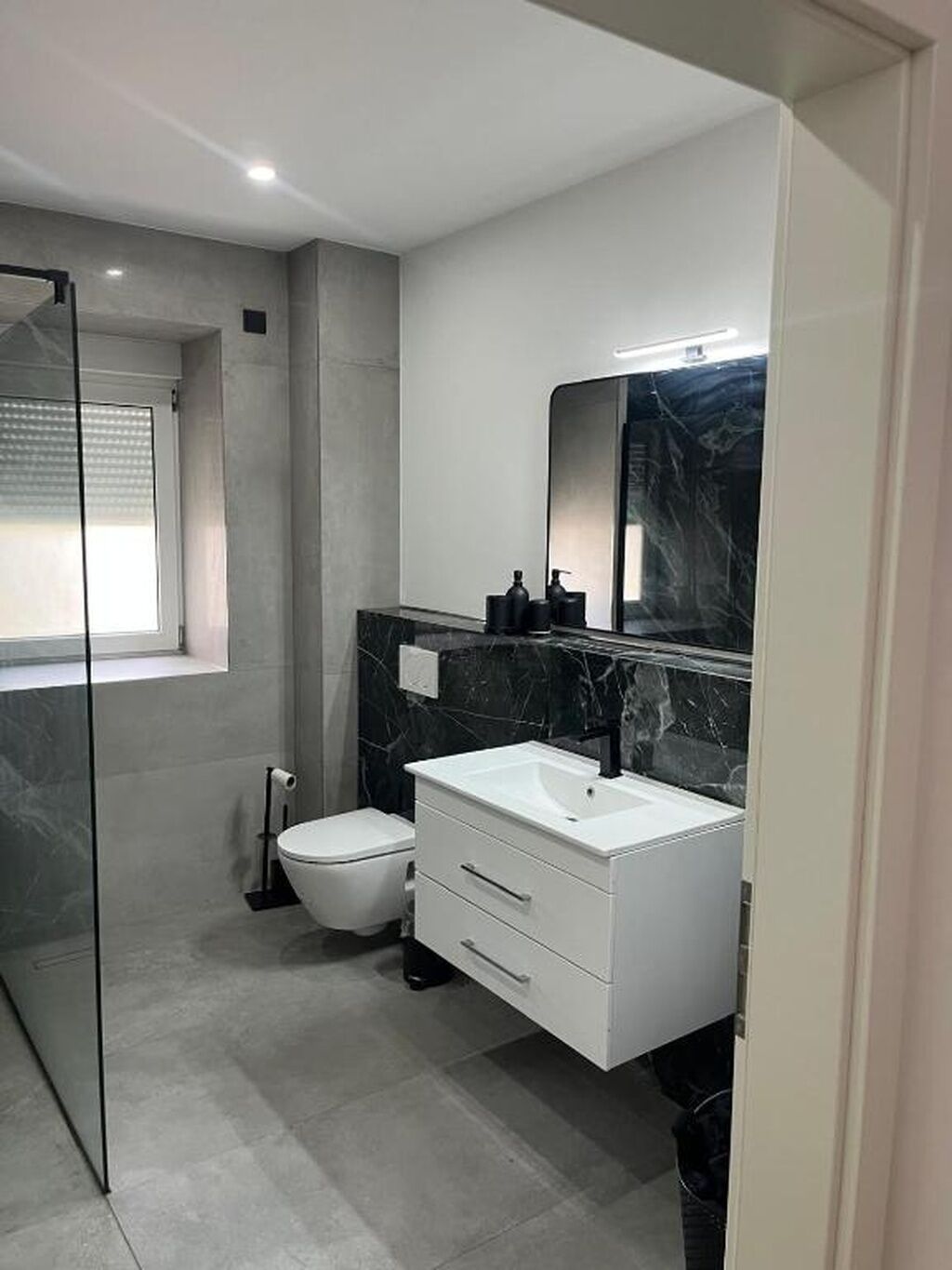 Regadera, bidet, toallas, jabón 