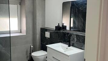Regadera, bidet, toallas, jabón