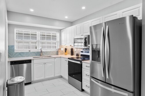 Coastal Naples Escape Private Pool, Sleeps 12, Vanderbilt Beach 5 mins away