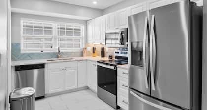Coastal Naples Escape Private Pool, Sleeps 12, Vanderbilt Beach 5 mins away