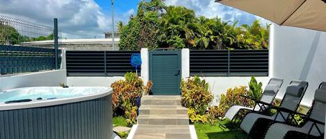 Outdoor spa tub