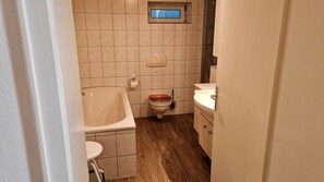 Ein Badezimmer mit Toilette, Bidet und Waschbecken.