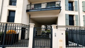 A multi-story building with balconies, a gated entrance, and a number '93' sign. - Melody Clamart, 25 min from Paris, Tramway 6, Parking (Clamart)