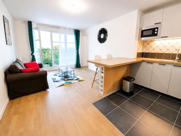 A modern apartment with a kitchen, a dining area, and a living room. - Melody Clamart, 25 min from Paris, Tramway 6, Parking (Clamart)