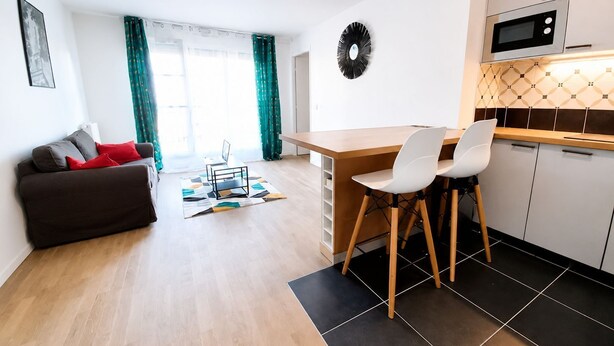 A modern apartment with a living area, kitchenette, and a dining space. - Melody Clamart, 25 min from Paris, Tramway 6, Parking (Clamart)