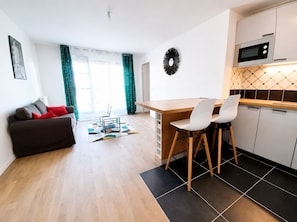 A modern apartment with a living area, kitchenette, and a dining space. - Melody Clamart, 25 min from Paris, Tramway 6, Parking (Clamart)
