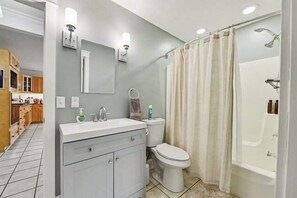 Um banheiro com pia, vaso sanitário e banheira.