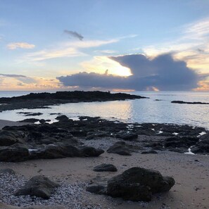 På stranden