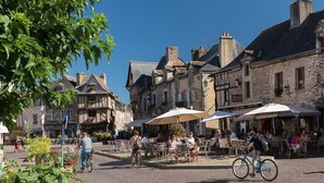A historic town square with cobblestone streets, outdoor seating at cafes, and traditional architecture. - House 80m² center ville - Beach 250m, private courtyard (Damgan)
