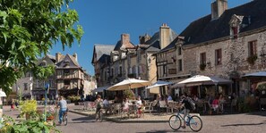 A historic town square with cobblestone streets, outdoor seating at cafes, and traditional architecture. - House 80m² center ville - Beach 250m, private courtyard (Damgan)