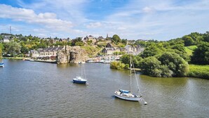 A river with boats, a town with buildings, and greenery. - House 80m² center ville - Beach 250m, private courtyard (Damgan)