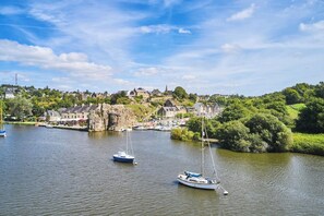 A river with boats, a town with buildings, and greenery. - House 80m² center ville - Beach 250m, private courtyard (Damgan)