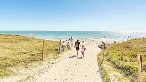 A sandy beach path leading to the sea with a clear sky. - House 80m² center ville - Beach 250m, private courtyard (Damgan)