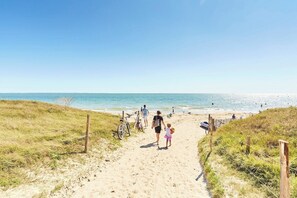 A sandy beach path leading to the sea with a clear sky. - House 80m² center ville - Beach 250m, private courtyard (Damgan)