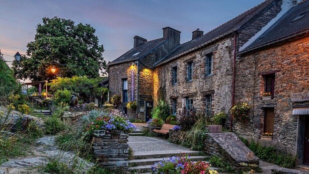 A stone building with a sign reading 'Tibetan' and a staircase leading to the entrance. - House 80m² center ville - Beach 250m, private courtyard (Damgan)