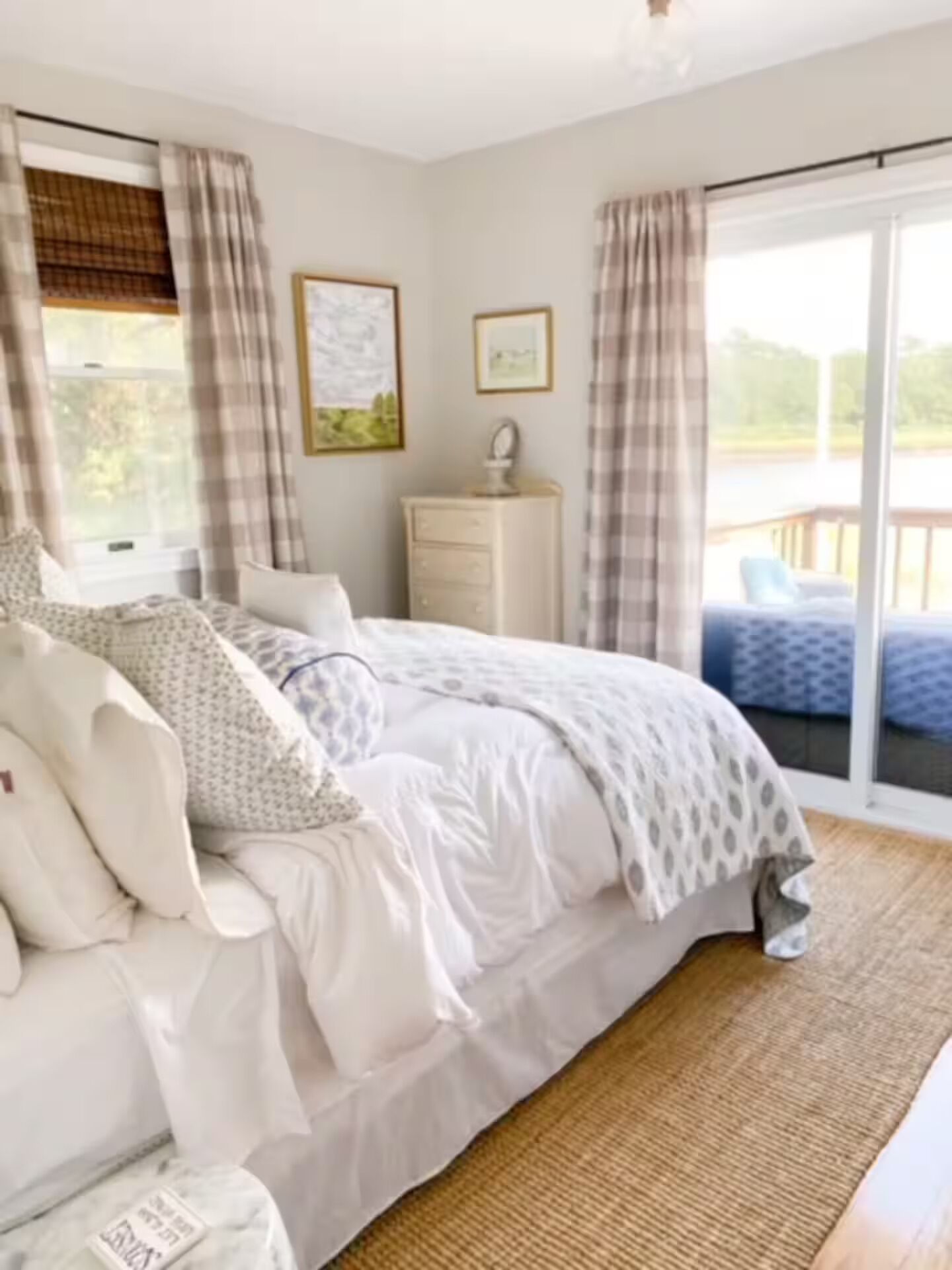 Ein Schlafzimmer mit einem großen Bett, einem Schminktisch und Blick ins Freie.