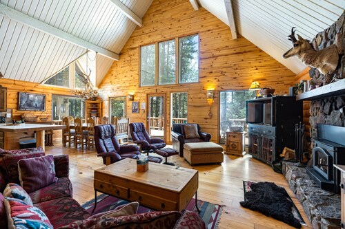Alces Lodge - Authentic Log Cabin, Deck, Game Room