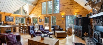 Alces Lodge - Authentic Log Cabin, Deck, Game Room
