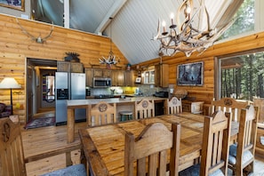 Dining - Alces Lodge - Authentic Log Cabin, Deck, Game Room (Angel Fire)