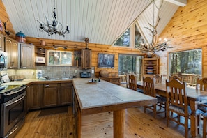 Coffee/tea maker, fridge, microwave, oven - Alces Lodge - Authentic Log Cabin, Deck, Game Room (Angel Fire)