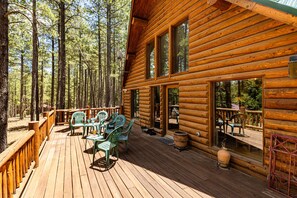 Outdoor dining - Alces Lodge - Authentic Log Cabin, Deck, Game Room (Angel Fire)