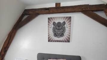 5 bedrooms, iron/ironing board, WiFi, bed sheets